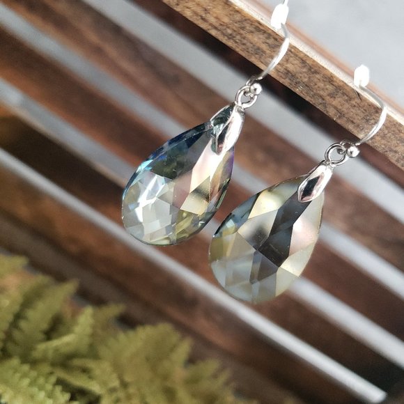 Avon Glimmering Colors Faceted Teardrop Earrings - Picture 1 of 3